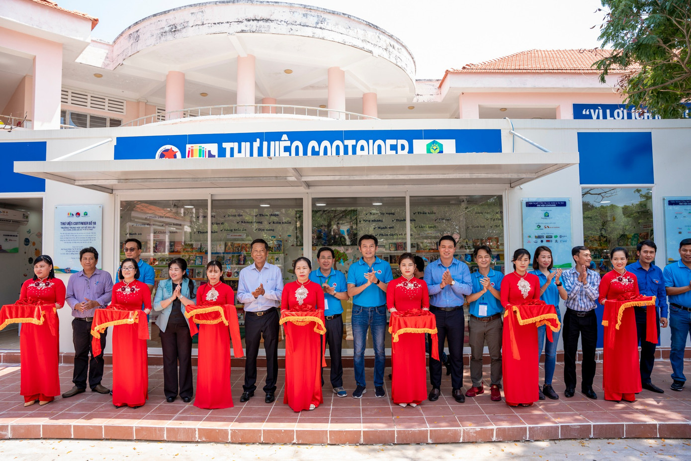 Đoàn cắt băng khánh thành Thư viện Container số 10 tại trường THCS Doi Lầu. Đoàn cắt băng khánh thành Thư viện Container số 10 tại trường THCS Doi Lầu.