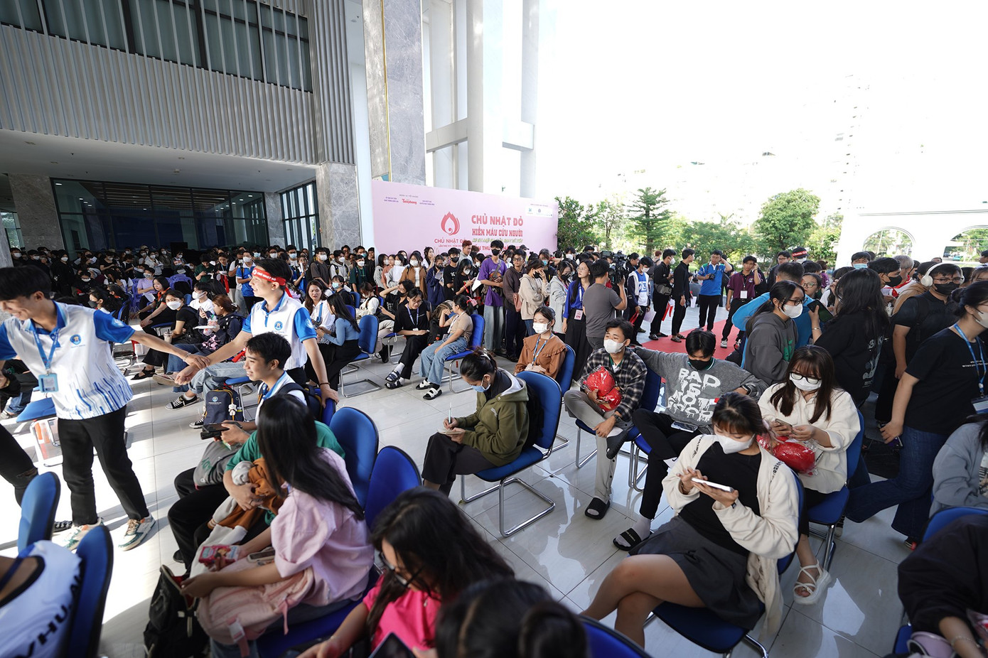 Rất đông các bạn tham gia Ngày hội hiến máu 'Chủ nhật Đỏ' tại trường ĐH Văn Hiến. Rất đông các bạn tham gia Ngày hội hiến máu 'Chủ nhật Đỏ' tại trường ĐH Văn Hiến.