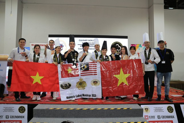 Sơn (thứ ba, từ trái sang) cùng các thành viên của CLB Đầu bếp trẻ TP. HCM giành thành tích ấn tượng tại cuộc thi Cúp Ẩm thực thế giới được tổ chức ở Malaysia vào tháng 2/2023.