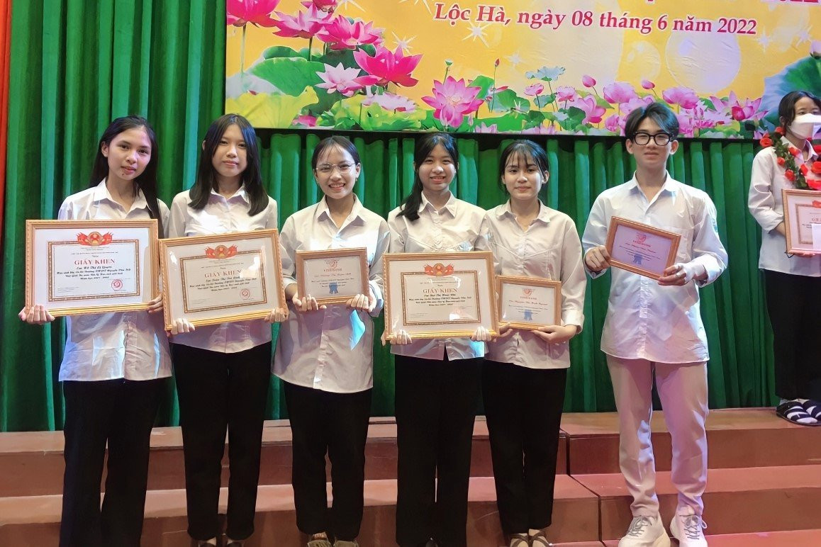 Văn Thắng (ngoài cùng, bên phải) đạt được những thành tích học tập đáng ngưỡng mộ từ THPT cho đến đại học. (Ảnh: NVCC)