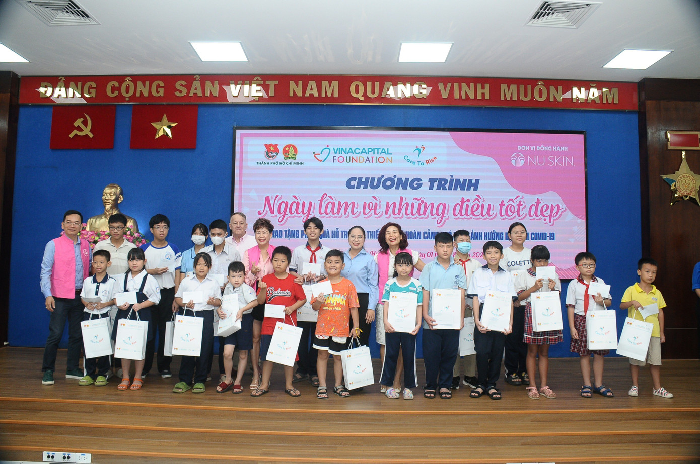 Các em thiếu nhi nhận học bổng trong dịp này. Các em thiếu nhi nhận học bổng trong dịp này.