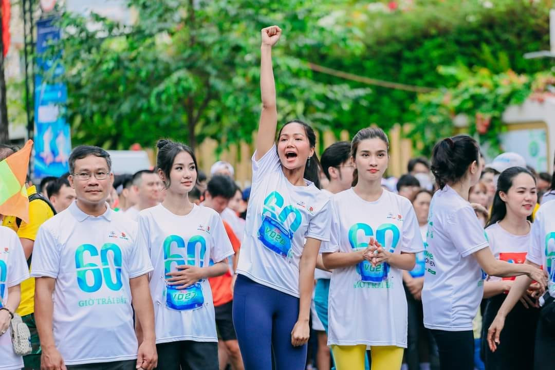 Hoa hậu H'Hen Niê (thứ ba bên trái) cùng hàng ngàn bạn trẻ cùng tham gia giải chạy bộ "Bước chân xanh" lần 2. Hoa hậu H'Hen Niê (thứ ba bên trái) cùng hàng ngàn bạn trẻ cùng tham gia giải chạy bộ "Bước chân xanh" lần 2.