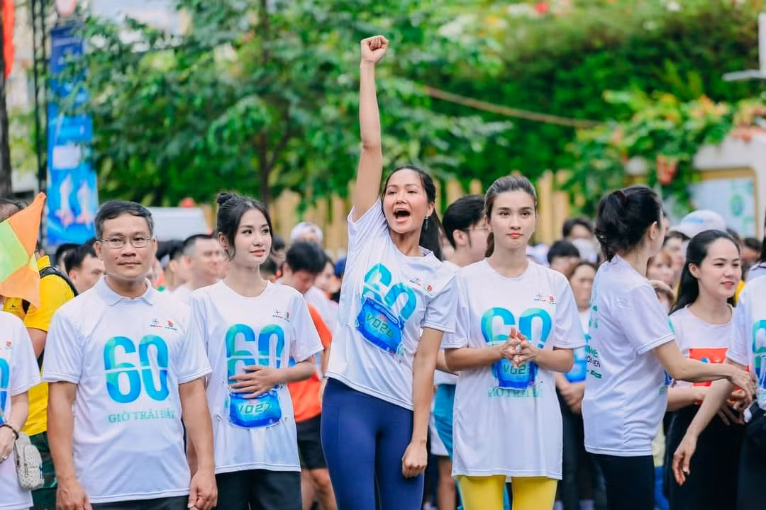 Hoa hậu H'Hen Niê (thứ ba bên trái) cùng hàng ngàn bạn trẻ cùng tham gia giải chạy bộ "Bước chân xanh" lần 2. Hoa hậu H'Hen Niê (thứ ba bên trái) cùng hàng ngàn bạn trẻ cùng tham gia giải chạy bộ "Bước chân xanh" lần 2.