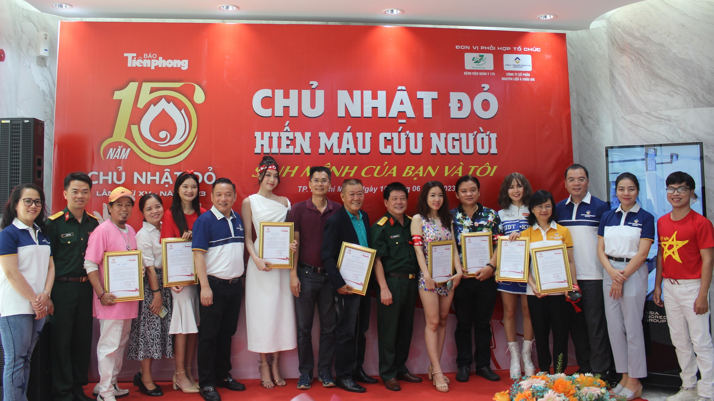 Đại diện Ban Tổ chức chụp hình cùng các khách mời, ca sĩ tham gia chương trình.