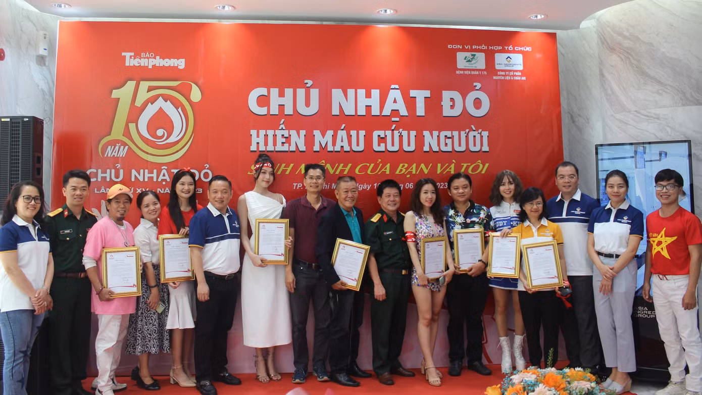 Ban Tổ chức cùng chụp hình cùng khách mời, nghệ sĩ tham gia chương trình.