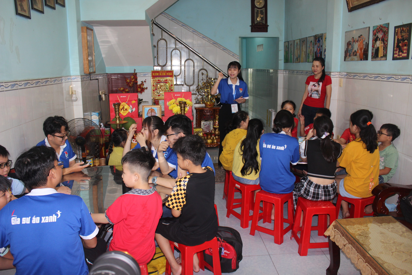 Ngoài dậy kiến thức, các thầy cô sinh viên kết hợp tổ chức các trò chơi trong mỗi buổi học. Ngoài dậy kiến thức, các thầy cô sinh viên kết hợp tổ chức các trò chơi trong mỗi buổi học.