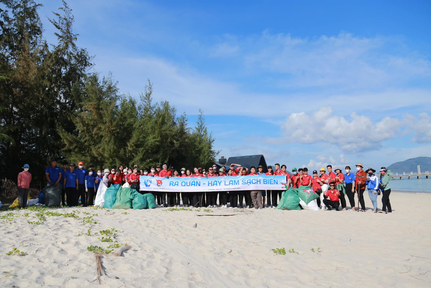 Các bạn sinh viên và đoàn viên thanh niên địa phương ra quân chương trình "Hãy làm sạch biển" tại huyện Côn Đảo, tỉnh Bà Rịa - Vũng Tàu. Các bạn sinh viên và đoàn viên thanh niên địa phương ra quân chương trình "Hãy làm sạch biển" tại huyện Côn Đảo, tỉnh Bà Rịa - Vũng Tàu.