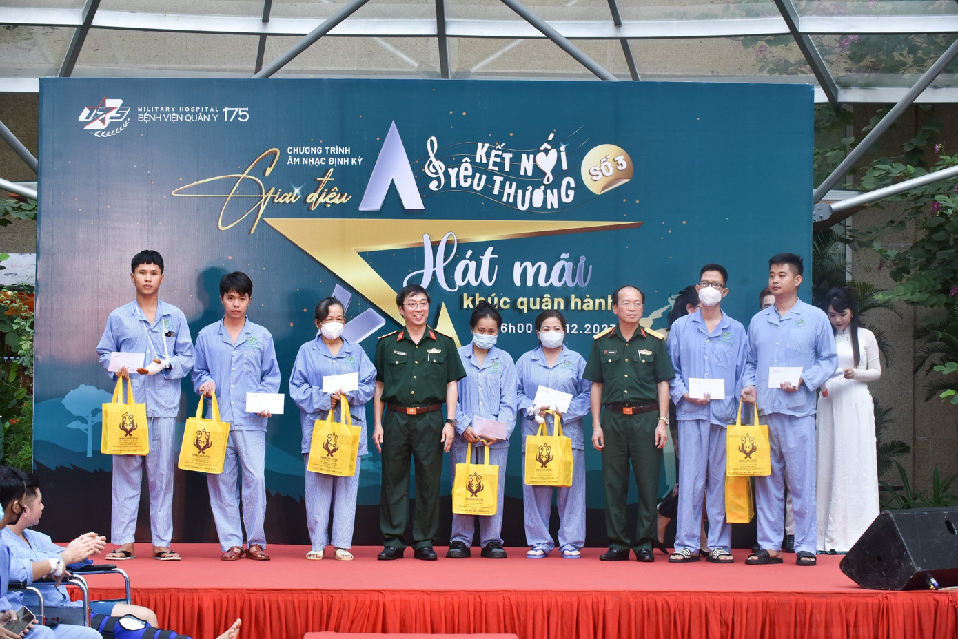 Lãnh đạo Bệnh viện Quân y 175 gửi tặng các phần quà ý nghĩa đến với người bệnh.