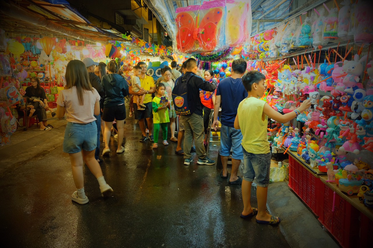 Càng gần tới ngày Trung Thu, phố lồng đèn Lương Nhữ Học (Q. 5) trở nên đông đúc hơn. Lượng người đổ về đây ngày một đông, cho tới qua Rằm tháng Tám Âm lịch.