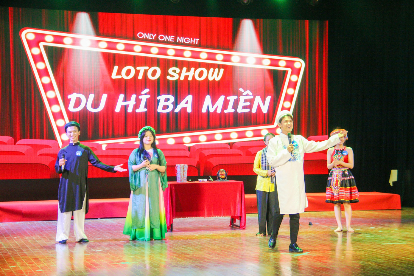 Các thí sinh thể hiện các phần thi của mình. Các thí sinh thể hiện các phần thi của mình.