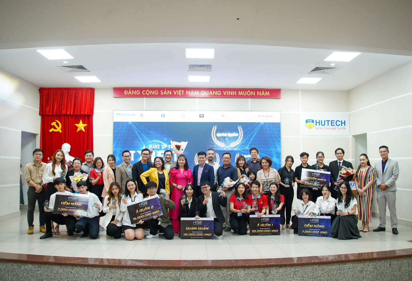 Các đội đoạt giải tại cuộc thi.