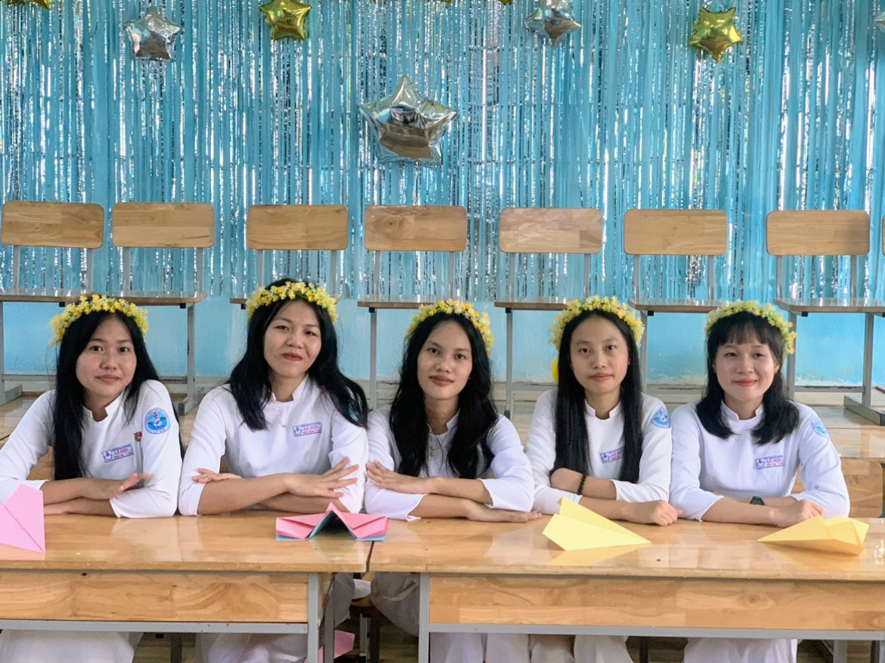 Ngọc Ánh (bên trái ngoài cùng) với các bạn cùng lớp trong bộ ảnh kỷ yếu. Ngọc Ánh (bên trái ngoài cùng) với các bạn cùng lớp trong bộ ảnh kỷ yếu.