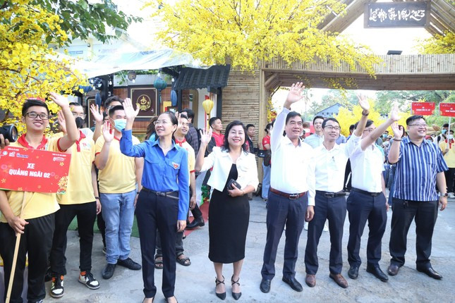 Anh Lê Xuân Dũng - Giám đốc Trung tâm Hỗ trợ học sinh, sinh viên TP. HCM (thứ ba, từ phải sang) cùng lãnh đạo thành phố trong Lễ tiễn sinh viên về quê ăn Tết trong chương trình "Chuyến xe mùa Xuân 2023". (Ảnh: Ngô Tùng)