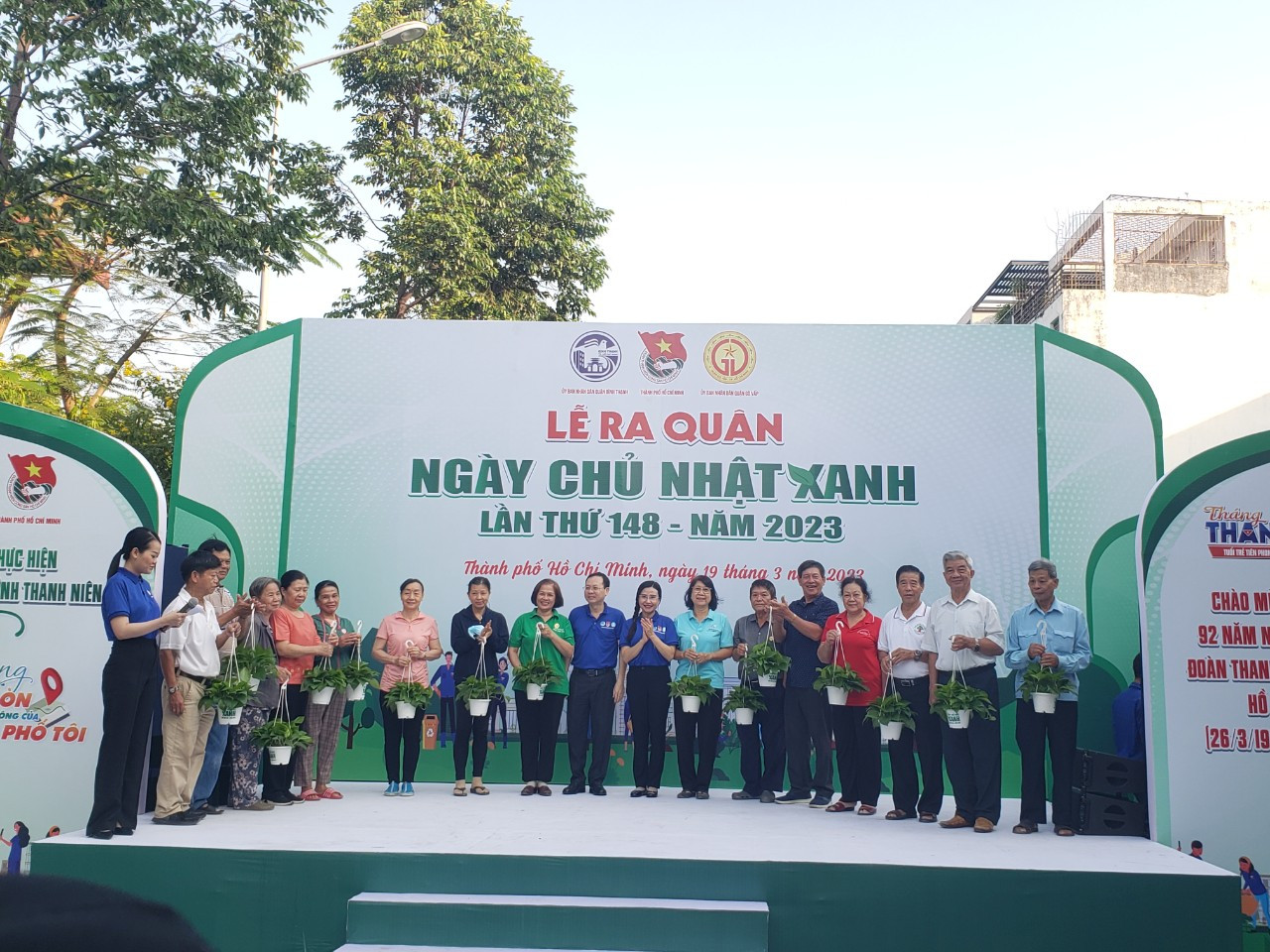 Chị Nguyễn Phạm Duy Trang - Bí thư T.Ư Đoàn, Chủ tịch Hội đồng Đội T.Ư cùng ông Nguyễn Văn Hiếu - Ủy viên dự khuyết BCH Trung ương Đảng, Phó Bí thư Thành ủy TPHCM trao tặng cây xanh cho người dân tại lễ phát động.