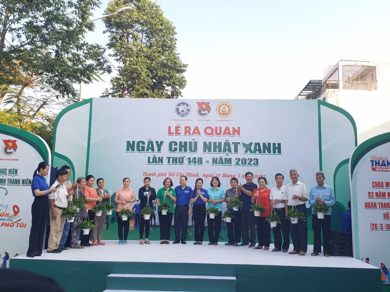Chị Nguyễn Phạm Duy Trang - Bí thư T.Ư Đoàn, Chủ tịch Hội đồng Đội T.Ư cùng ông Nguyễn Văn Hiếu - Ủy viên dự khuyết BCH Trung ương Đảng, Phó Bí thư Thành ủy TPHCM trao tặng cây xanh cho người dân tại lễ phát động.