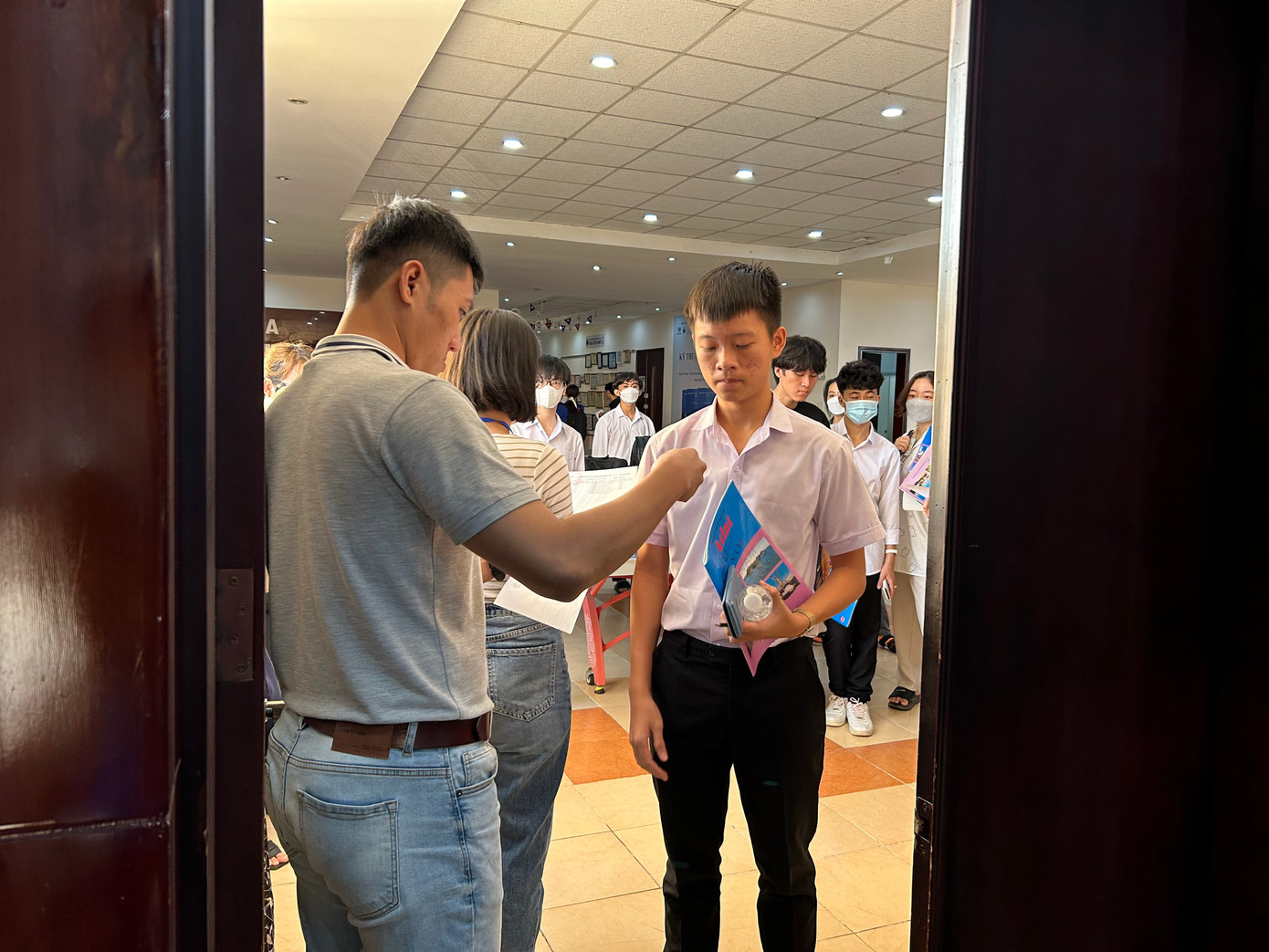 Thí sinh được giám thị kiểm tra phiếu báo dự thi trước khi vào phòng thi.