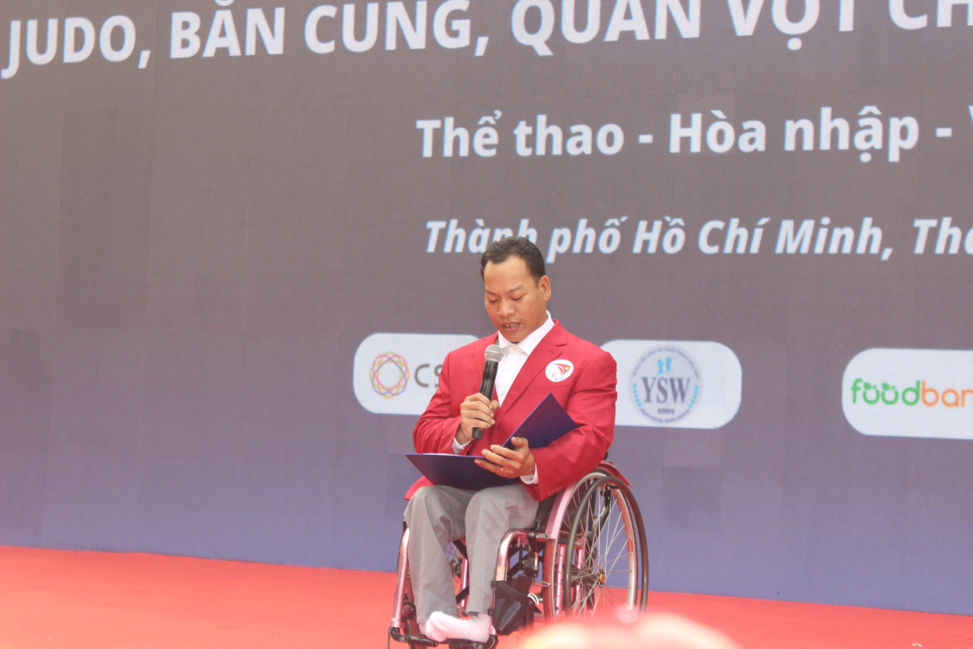 Tham dự chương trình, Lực sĩ Lê Văn Công chia sẻ: Mọi người, đặc biệt là những người khuyết tật nên lựa chọn cho mình một loại hình thể thao phù hợp và duy trì thường xuyên. Tập luyện thể dục thể thao không chỉ giúp mọi người có thêm sức khoẻ mà còn hình thành bản lĩnh tự tin, vượt qua những mặc cảm để vươn lên trong cuộc sống. "Hãy đến với thể thao, vì thể thao sẽ thay đổi chính bạn" - anh Công nói.