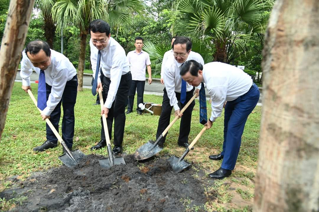 Phó Thủ tướng Trần Hồng Hà cùng các lãnh đạo trồng cây lưu niệm tại khuôn viên Khu đô thị ĐHQG TP. HCM. (Ảnh: ĐHQG TP. HCM)