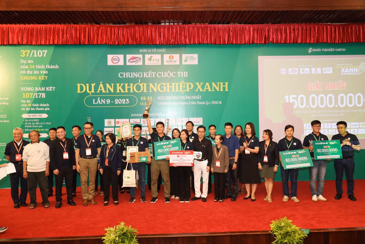 Các đội nhận giải tại cuộc thi 'Dự án Khởi nghiệp Xanh lần 9’.