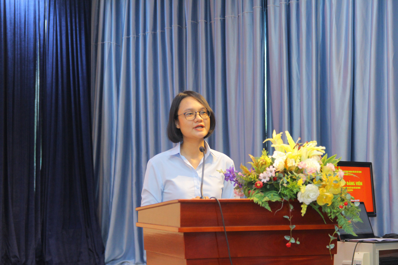 Chị Trần Thu Hà - Phó Bí thư Thành Đoàn, Chủ tịch Hội Sinh viên TP. HCM phát biểu tại buổi lễ kết nạp Đảng cho bốn sinh viên ưu tú.