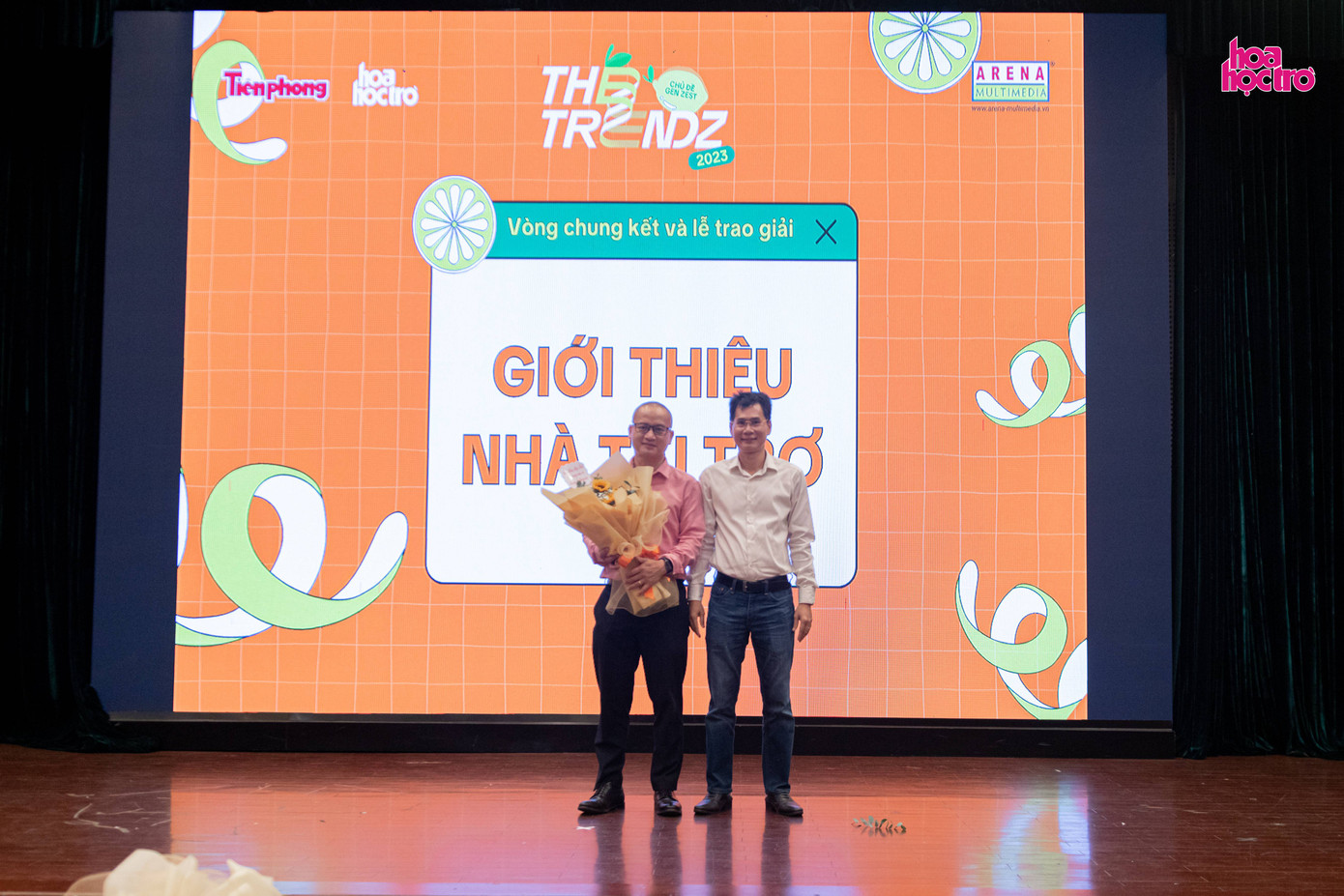 Ông Lý Thành Tâm - Trưởng ban đại diện báo Tiền Phong tại TP. HCM trao tặng hoa đến ông Đinh Trí Dũng - Giám đốc Hệ thống Đào tạo Mỹ thuật Đa phương tiện Arena Multimedia, đơn vị đồng tổ chức cuộc thi.