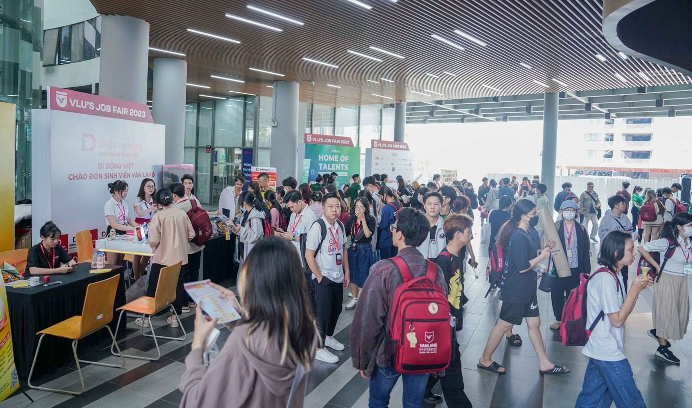 Rất đông các bạn sinh viên tìm kiếm cơ hội việc làm trong Ngày hội. Rất đông các bạn sinh viên tìm kiếm cơ hội việc làm trong Ngày hội.