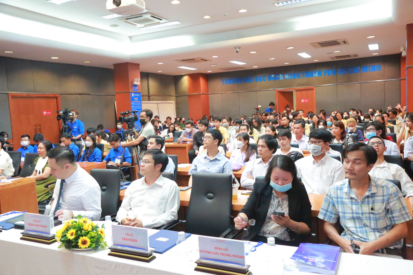 Rất đông các bạn sinh viên tham dự Hội thảo.