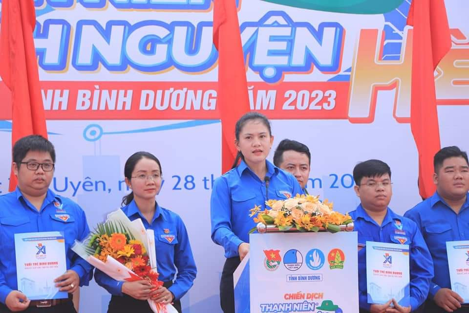 Chị Trần Thị Diễm Trinh - Bí thư Tỉnh Đoàn, Chủ tịch Hội Sinh viên tỉnh Bình Dương phát biểu tại lễ ra quân. (Ảnh: Tỉnh Đoàn Bình Dương) Chị Trần Thị Diễm Trinh - Bí thư Tỉnh Đoàn, Chủ tịch Hội Sinh viên tỉnh Bình Dương phát biểu tại lễ ra quân. (Ảnh: Tỉnh Đoàn Bình Dương)