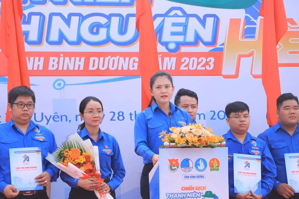 Chị Trần Thị Diễm Trinh - Bí thư Tỉnh Đoàn, Chủ tịch Hội Sinh viên tỉnh Bình Dương phát biểu tại lễ ra quân. (Ảnh: Tỉnh Đoàn Bình Dương)
