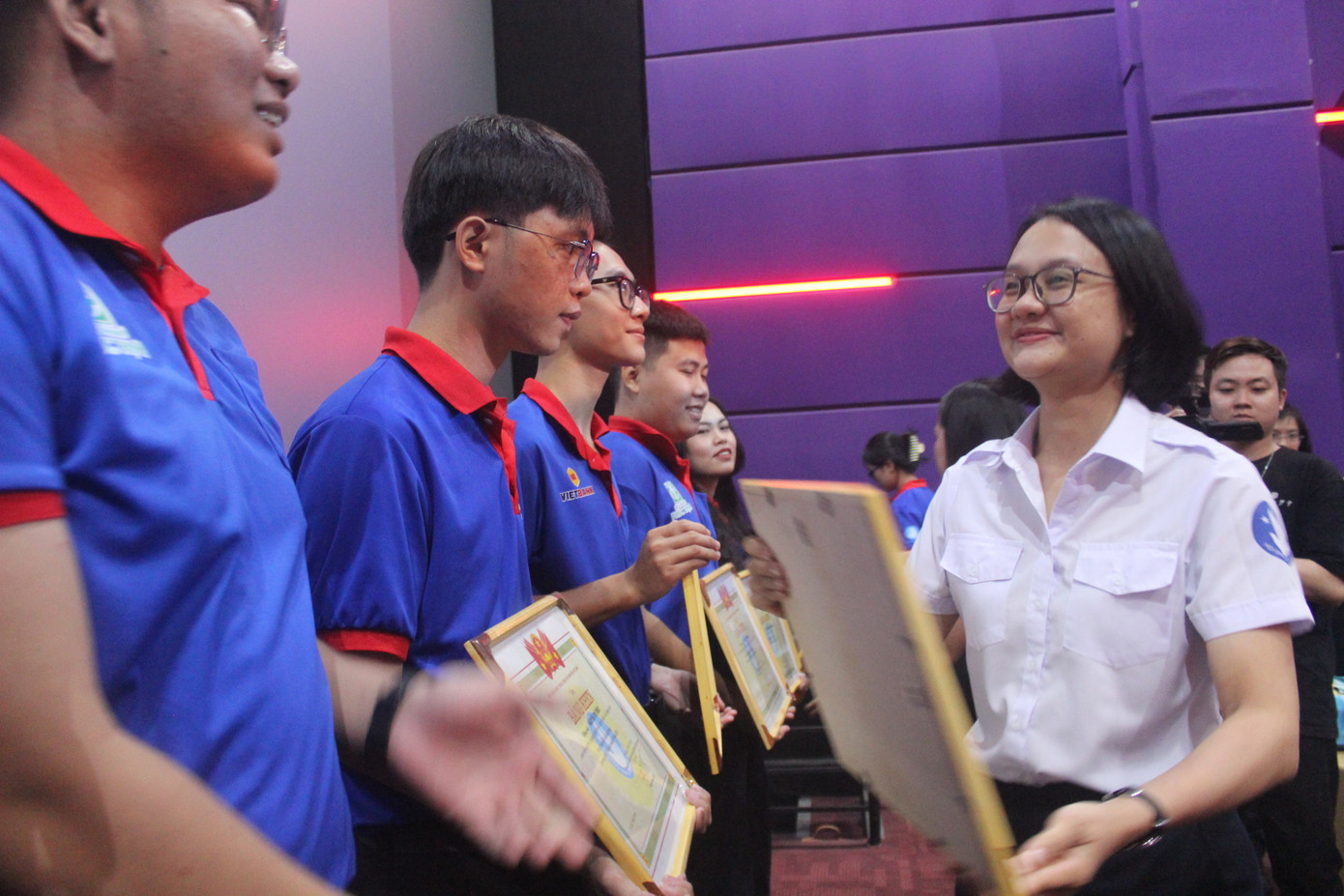 Chị Trần Thu Hà - Phó Bí thư Thành Đoàn, Chủ tịch Hội Sinh viên TP. HCM trao bằng khen của T.Ư Hội Sinh viên Việt Nam cho các bạn sinh viên tình nguyện có thành tích hoạt động xuất sắc trong chương trình &quot;Tiếp sức mùa thi 2023&quot; tại TP. HCM.