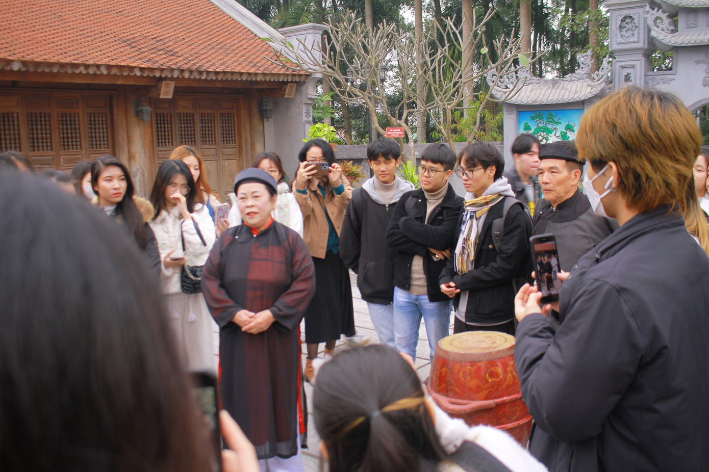 Người trẻ chăm chú lắng nghe nghệ nhân chia sẻ những câu chuyện về Hát Xoan.