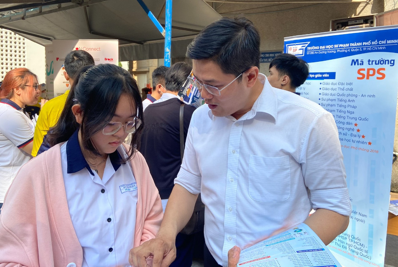 Thí sinh tham khảo thông tin về các trường có khối ngành Sư phạm. (Ảnh: ĐHSP)