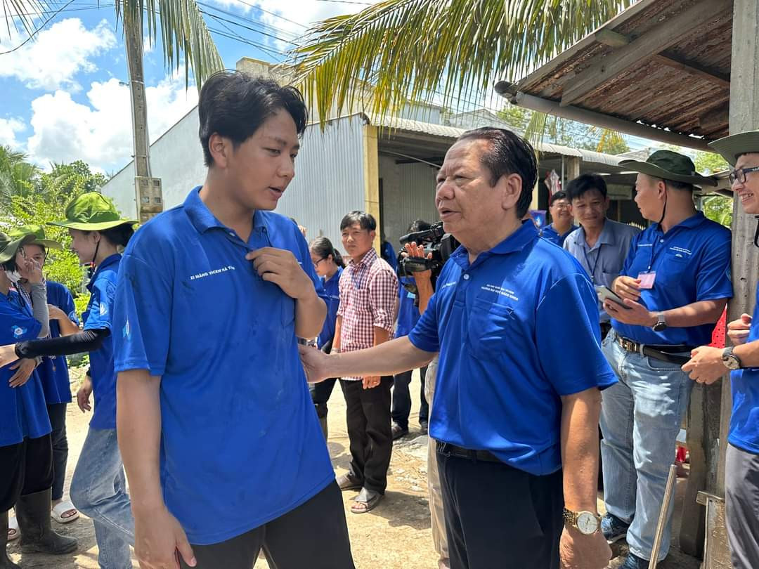 PGS. TS Đậu Văn Ngọ (phải) - Tổng Giám đốc Công ty cổ phần Khoa học Công nghệ Bách khoa cùng con trai Đậu Xuân Trường - Bí thư Đoàn khoa Quản lý Công nghiệp. (Ảnh: ĐHBK)