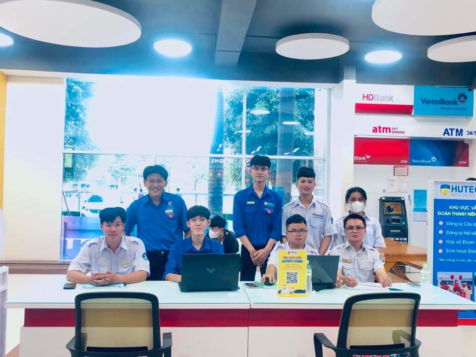 Đoàn Thanh niên, Hội Sinh viên trường ĐH Công nghệ TP. HCM luôn túc trực hỗ trợ tân sinh viên nhập học. Đoàn Thanh niên, Hội Sinh viên trường ĐH Công nghệ TP. HCM luôn túc trực hỗ trợ tân sinh viên nhập học.