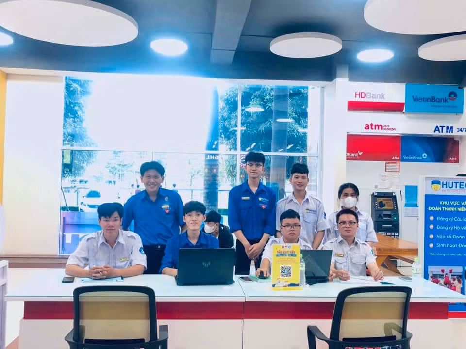 Đoàn Thanh niên, Hội Sinh viên trường ĐH Công nghệ TP. HCM luôn túc trực hỗ trợ tân sinh viên nhập học. Đoàn Thanh niên, Hội Sinh viên trường ĐH Công nghệ TP. HCM luôn túc trực hỗ trợ tân sinh viên nhập học.