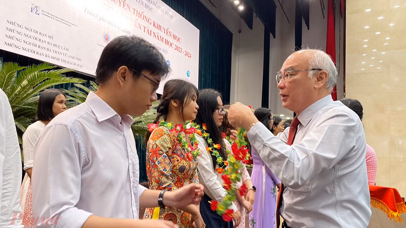 Trưởng Ban Tuyên giáo Thành ủy TP. HCM Phan Nguyễn Như Khuê trao vòng nguyệt quế cho sinh viên tốt nghiệp loại Giỏi.