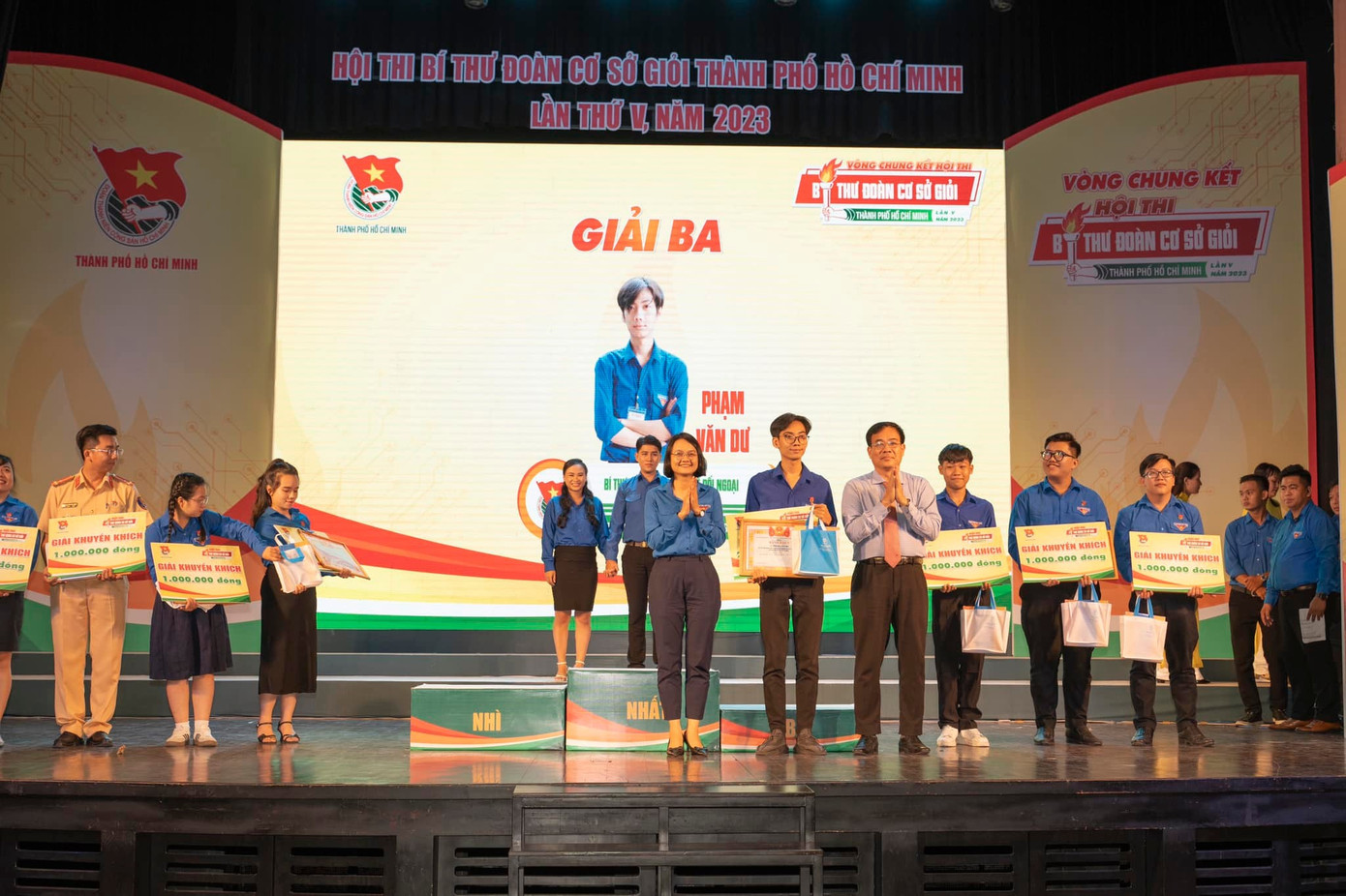 Văn Dư giành giải Ba tại Hội thi Bí thư Đoàn cơ sở giỏi TP. HCM lần thứ V, năm 2023. Văn Dư giành giải Ba tại Hội thi Bí thư Đoàn cơ sở giỏi TP. HCM lần thứ V, năm 2023.