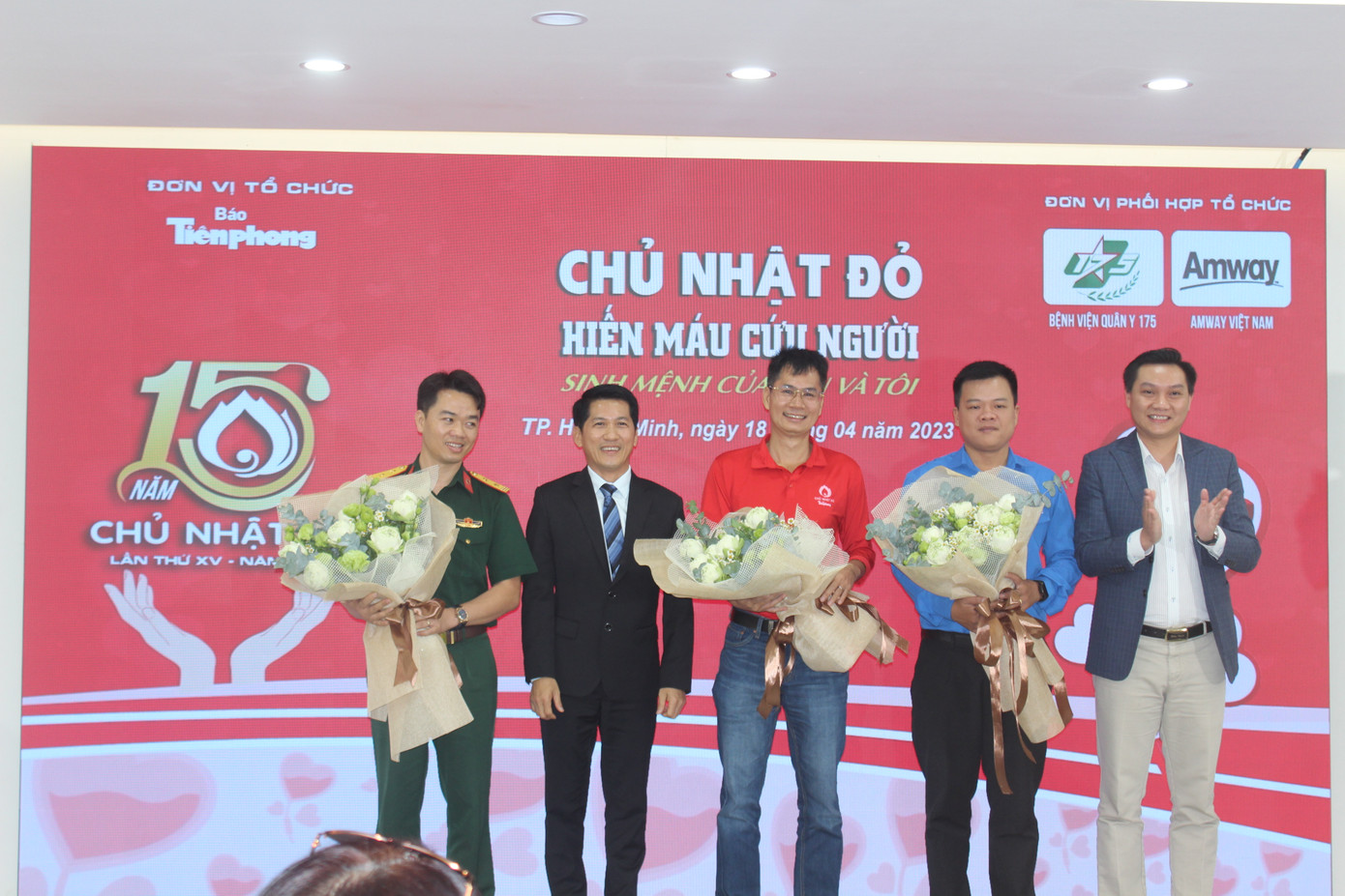 Đại diện công ty Amway Việt Nam trao hoa cảm ơn tới T.Ư Đoàn, báo Tiền Phong cùng Bệnh viện Quân y 175.