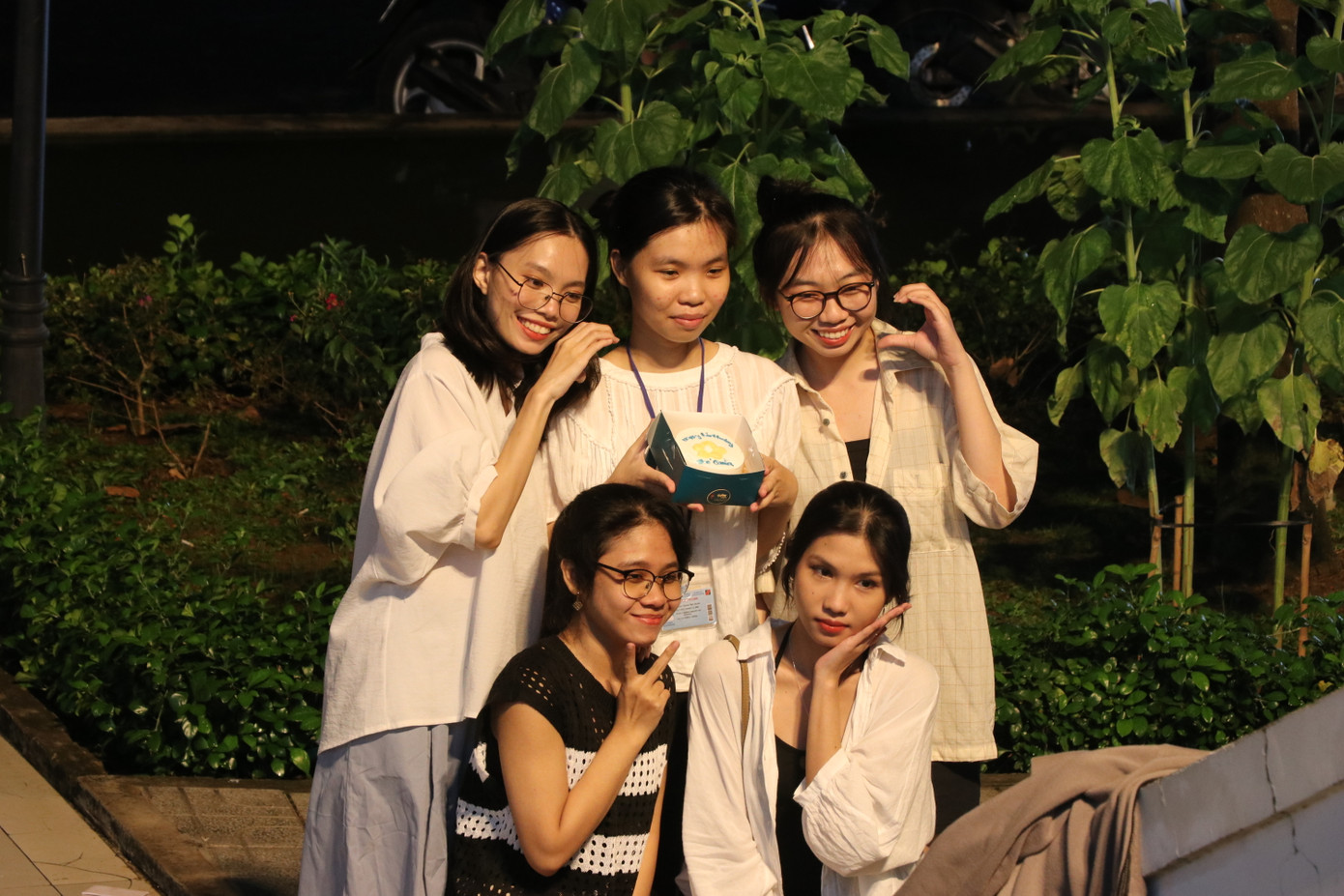 Nhóm bạn trẻ rủ nhau đến trước khu vực Nhà văn hóa Sinh viên mừng sinh nhật. (Ảnh: Lan Huỳnh).