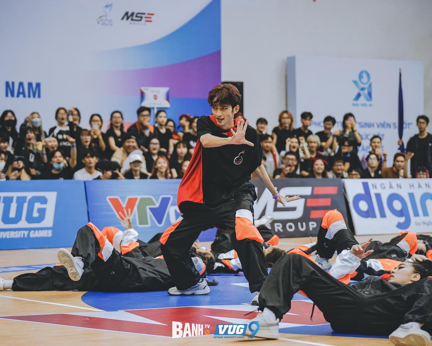 Tiến Anh cùng Big Boom Dance Team tại giải đấu đáng nhớ 'VUG Dance Battle KV2', với vị trí Quán quân. Tiến Anh cùng Big Boom Dance Team tại giải đấu đáng nhớ 'VUG Dance Battle KV2', với vị trí Quán quân.
