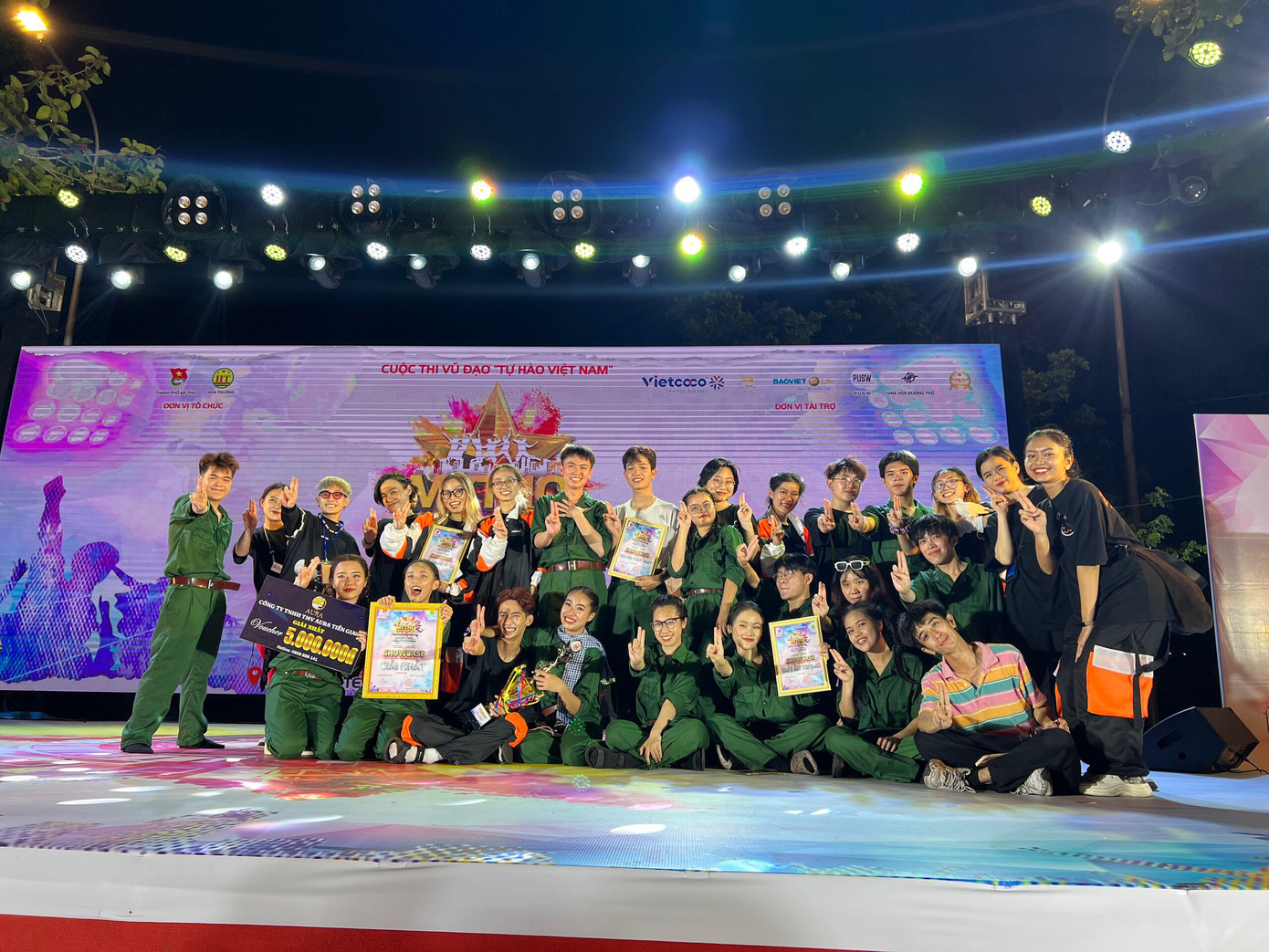 Niềm đam mê cháy bỏng với dance, Tiến Anh cùng đồng đội luôn cố gắng để cho ra những màn trình diễn đẹp mắt nhất. Niềm đam mê cháy bỏng với dance, Tiến Anh cùng đồng đội luôn cố gắng để cho ra những màn trình diễn đẹp mắt nhất.