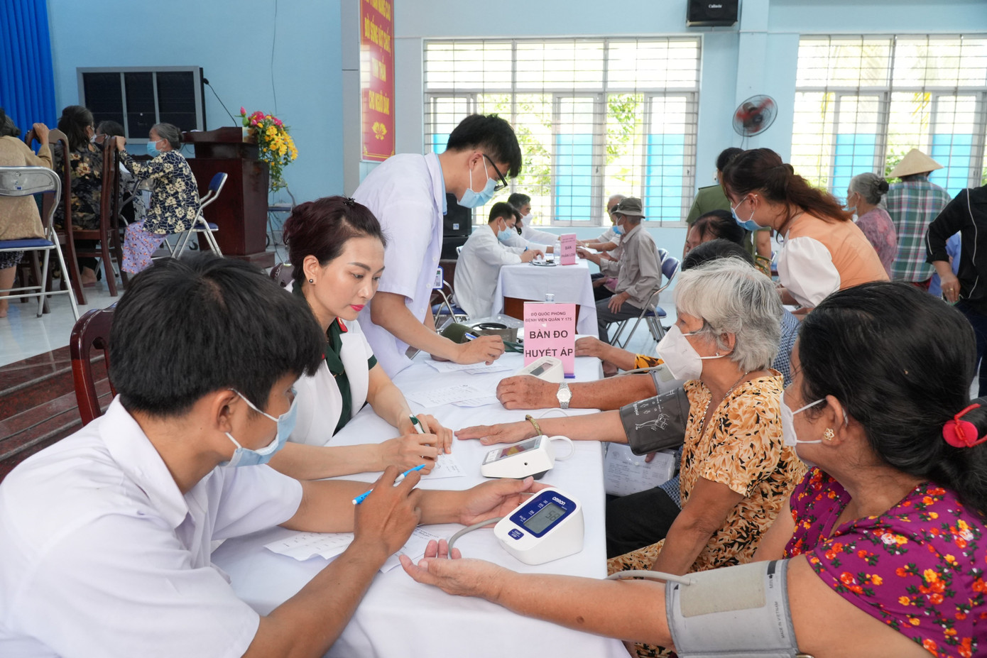 Các bác sĩ trẻ Bệnh viện Quân y 175 khám bệnh cho người dân tại xã Dưỡng Điềm, huyện Châu Thành, tỉnh Tiền Giang.