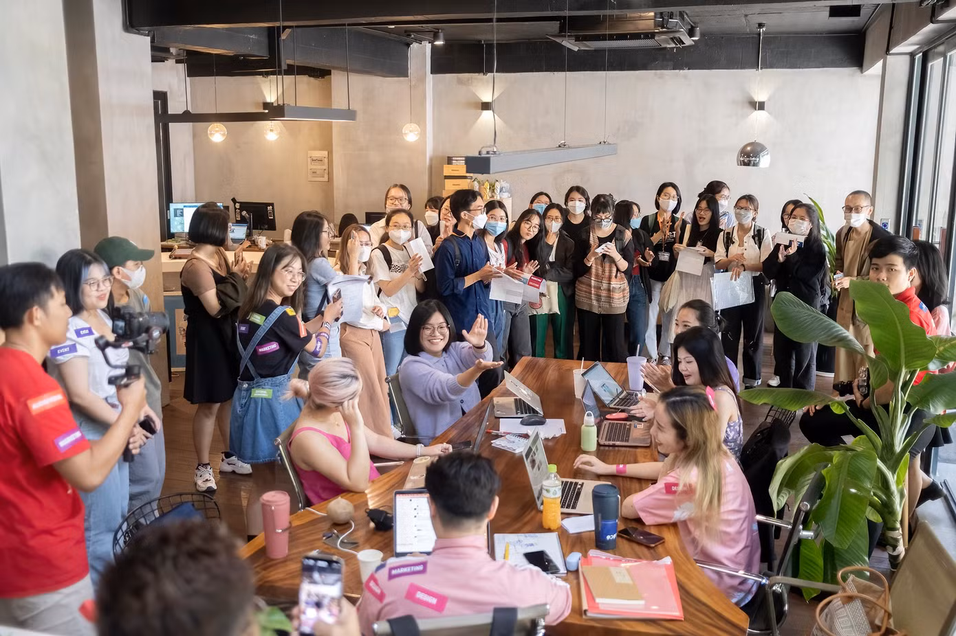 Các bạn sinh viên đi tham quan phòng ban tại Vietcetera Media trong chương trình IRISCOPE - The Company Tour do CLB và Vietcetera đồng hành tổ chức. (Ảnh: English Exchange Events)