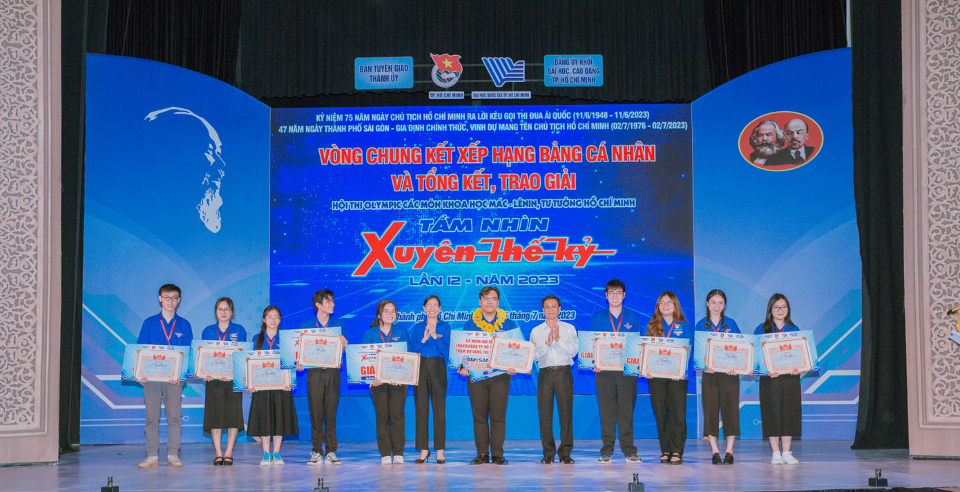 Bí thư Thành Đoàn TP. HCM Phan Thị Thanh Phương trao giải Nhất Bảng Cá nhân cho Trương Văn Hoài Khanh (trường ĐH Kinh tế - Luật, ĐHQG TP. HCM).