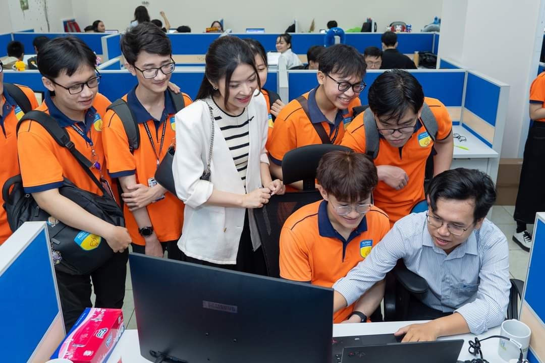 Hội đồng tuyển sinh trường ĐH Công nghệ TP. HCM cũng thông báo tiếp tục nhận hồ sơ xét tuyển học bạ đợt 2 năm 2023 đối với cả hai phương thức từ mức điểm trúng tuyển của đợt 1 trở đi. Thời gian nhận hồ sơ đến 17h ngày 31/5. Hội đồng tuyển sinh trường ĐH Công nghệ TP. HCM cũng thông báo tiếp tục nhận hồ sơ xét tuyển học bạ đợt 2 năm 2023 đối với cả hai phương thức từ mức điểm trúng tuyển của đợt 1 trở đi. Thời gian nhận hồ sơ đến 17h ngày 31/5.