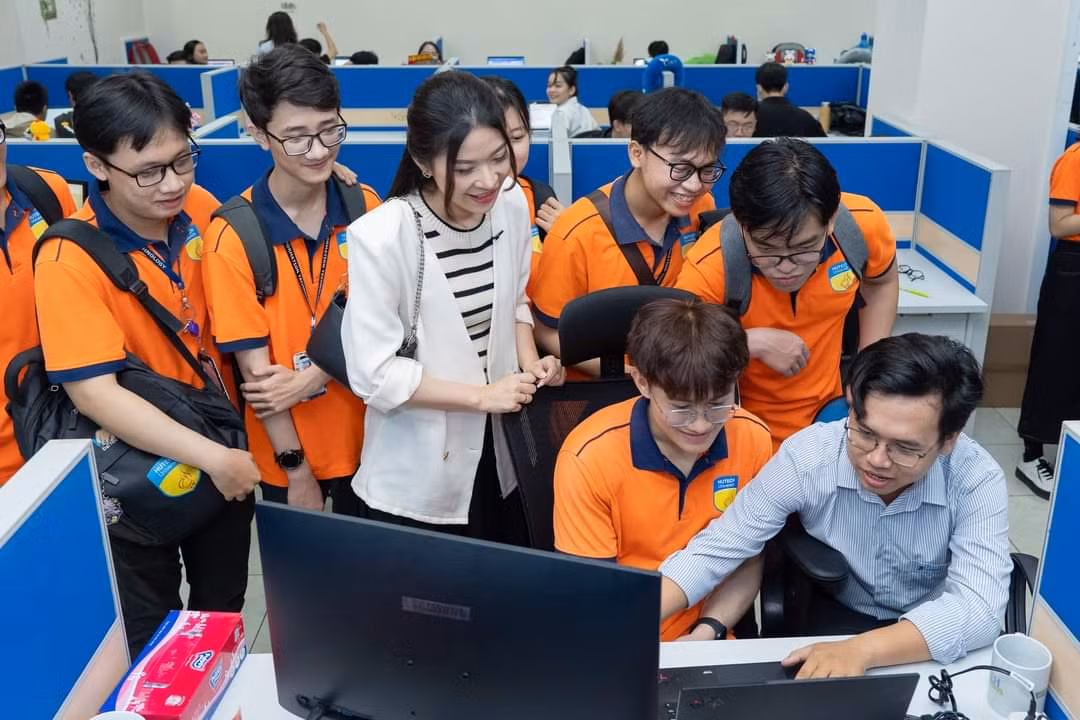 Hội đồng tuyển sinh trường ĐH Công nghệ TP. HCM cũng thông báo tiếp tục nhận hồ sơ xét tuyển học bạ đợt 2 năm 2023 đối với cả hai phương thức từ mức điểm trúng tuyển của đợt 1 trở đi. Thời gian nhận hồ sơ đến 17h ngày 31/5.