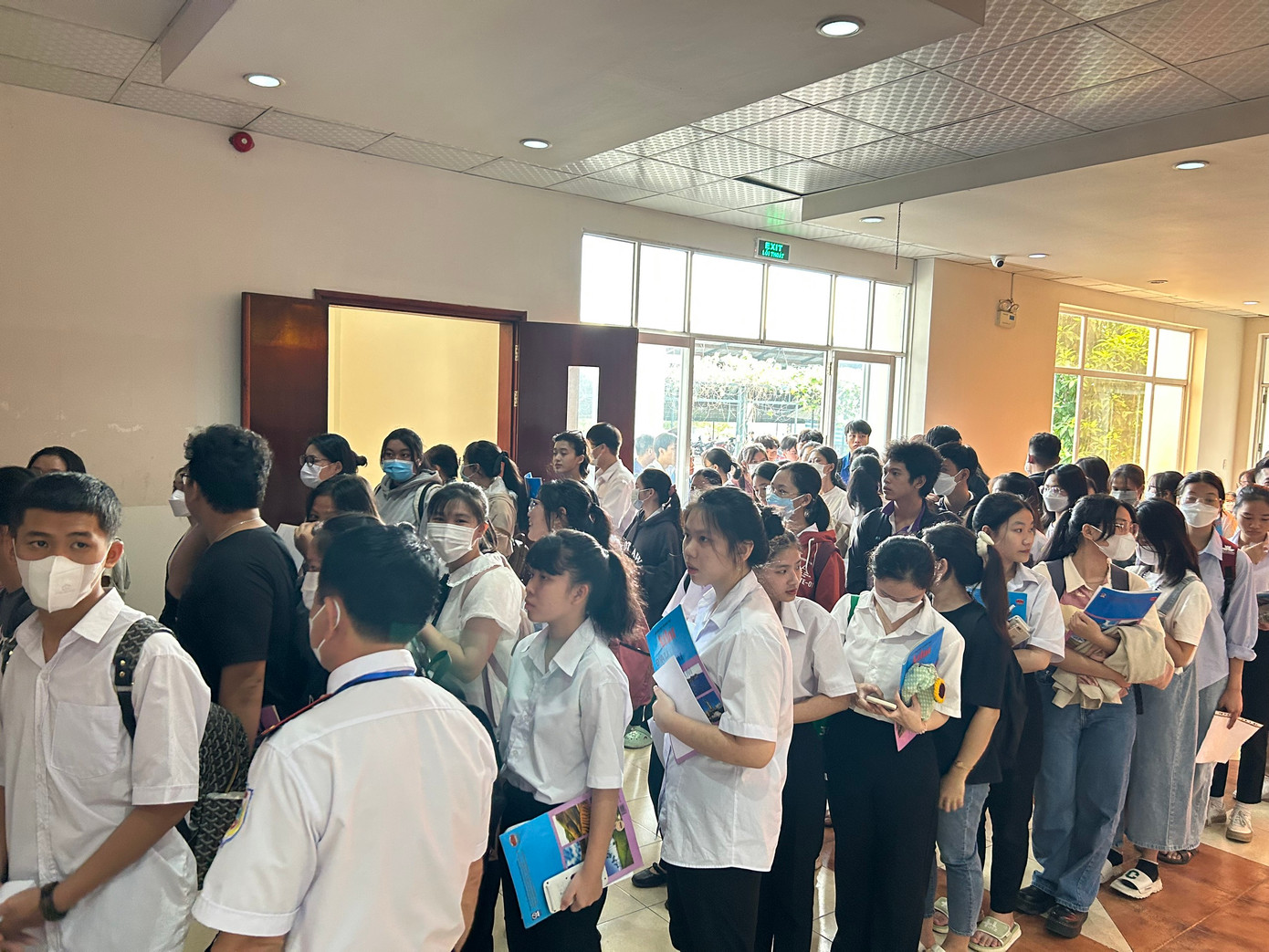 Điểm thi trường ĐH Quốc tế (ĐHQG TP. HCM) có 1.621 thí sinh với 47 phòng thi. Thí sinh đang xếp hàng để vào phòng thi.