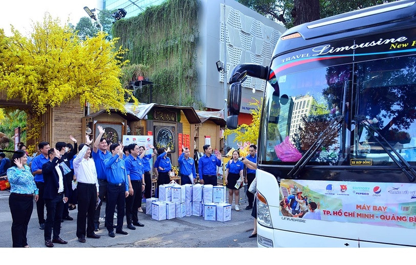 Lãnh đạo T.Ư Đoàn và Thành Đoàn TP. HCM tiễn các bạn sinh viên lên xe về đón Tết cùng gia đình. (Ảnh: Hùng Khoa) Lãnh đạo T.Ư Đoàn và Thành Đoàn TP. HCM tiễn các bạn sinh viên lên xe về đón Tết cùng gia đình. (Ảnh: Hùng Khoa)