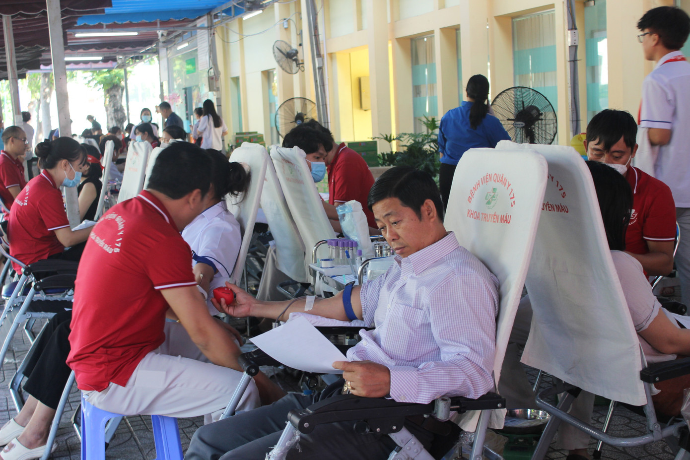 Một số giảng viên trường CĐ Lý Tự Trọng cũng tham gia hiến máu tại ngày hội.