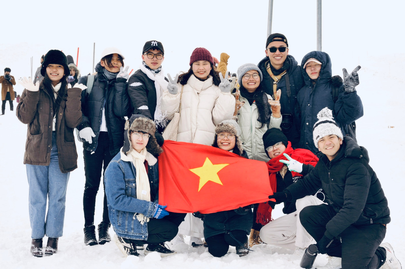 Bình (khăn choàng đỏ) và những người bạn Việt Nam tại Israel. (Ảnh: NVCC)